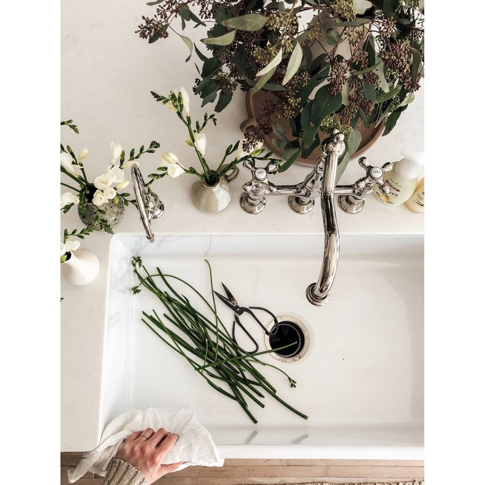 Robinet de cuisine Kingston Brass Heritage Bridge avec douchette en laiton