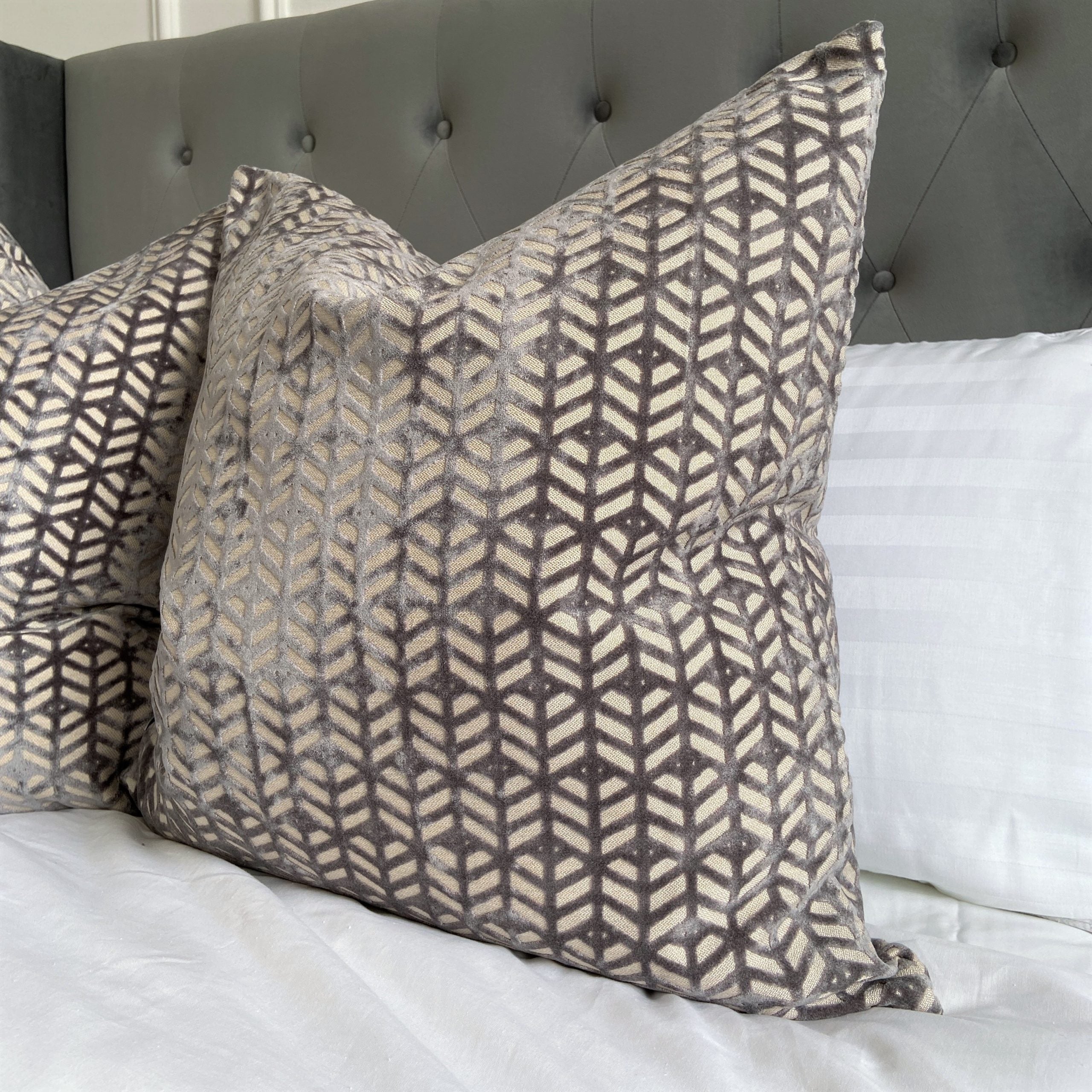 Grand coussin géométrique Malini crème et gris