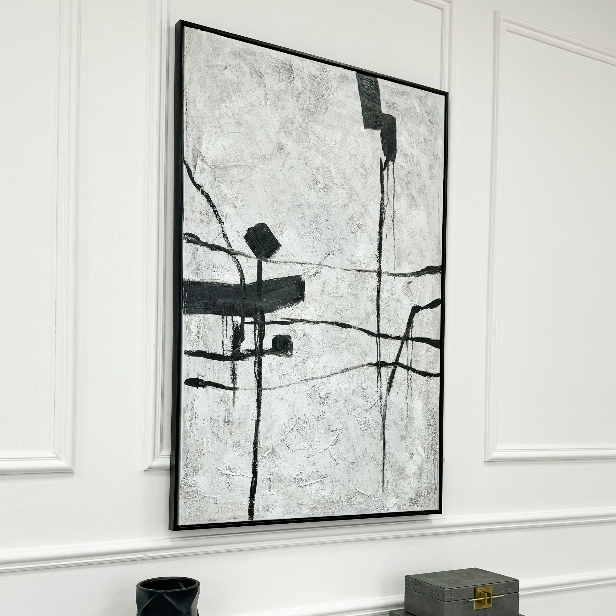 Toile abstraite grise et blanche avec cadre noir