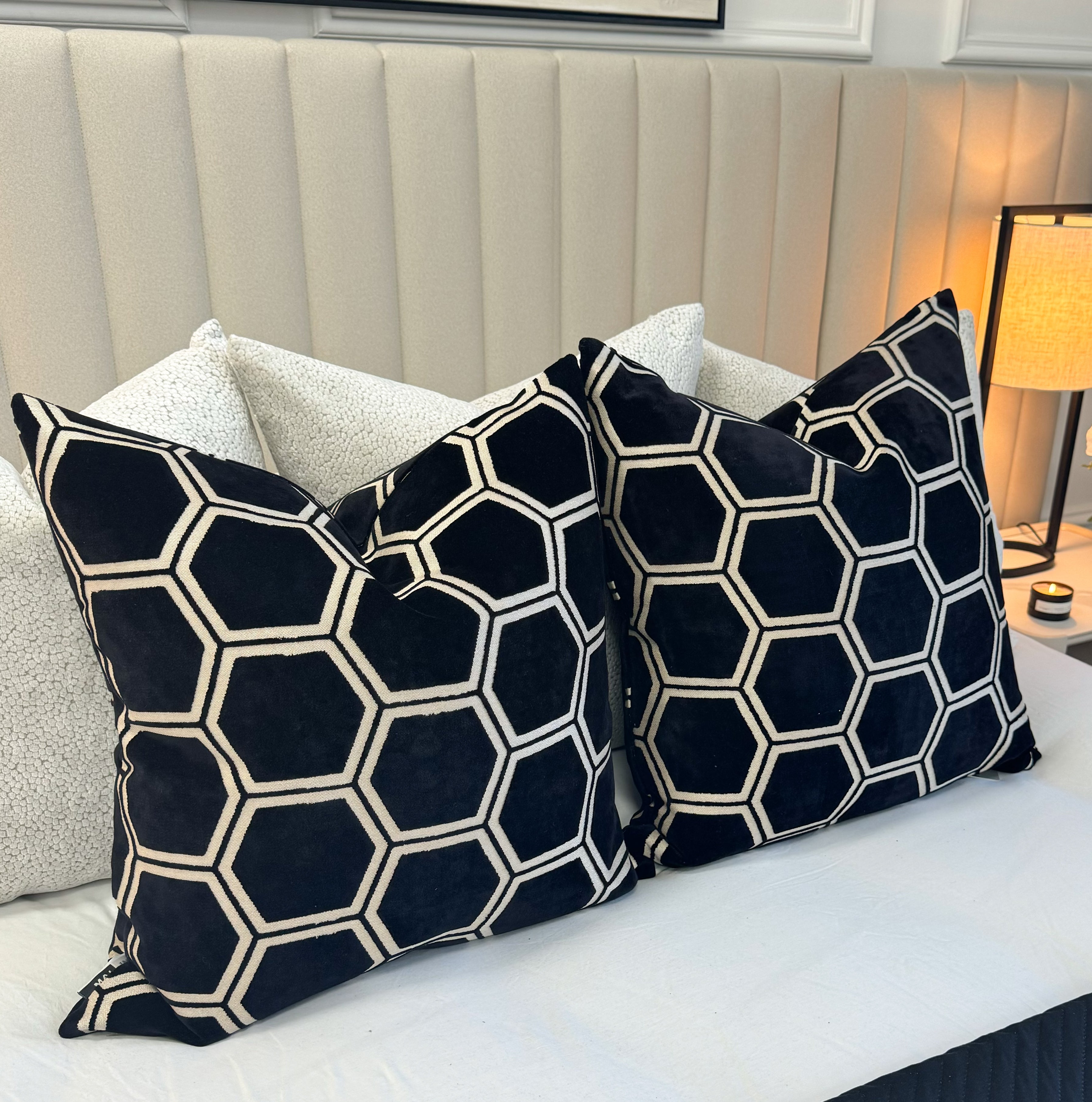 Coussin en velours noir Ivor