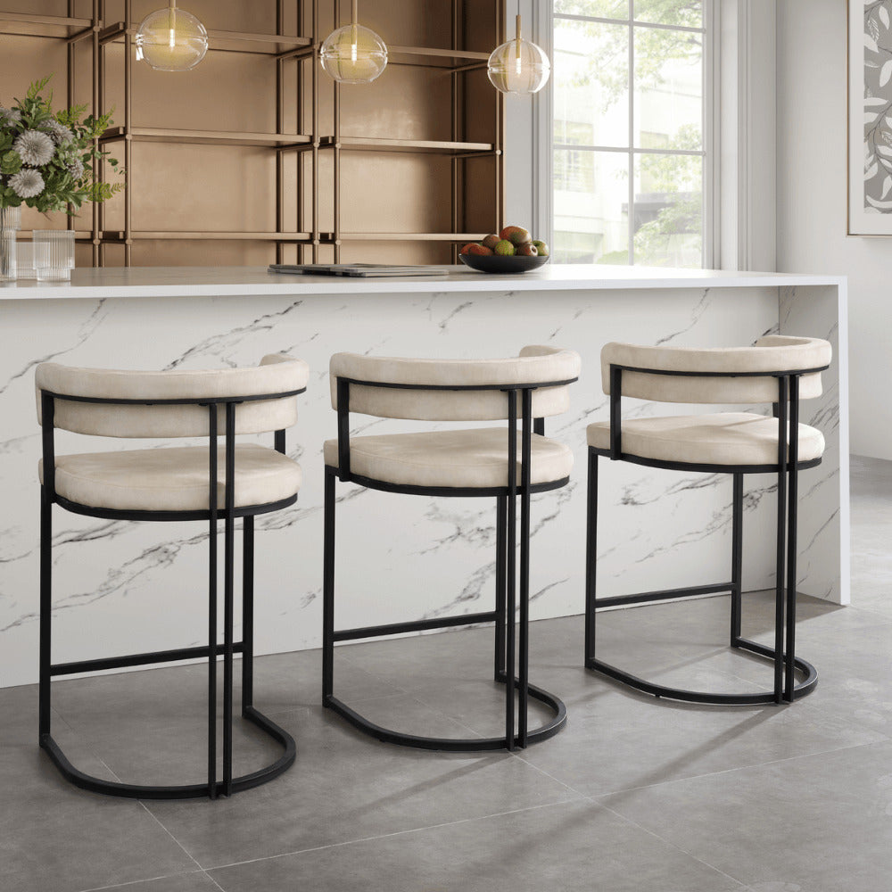 Tabouret de bar incurvé Mia en velours crème et cadre noir