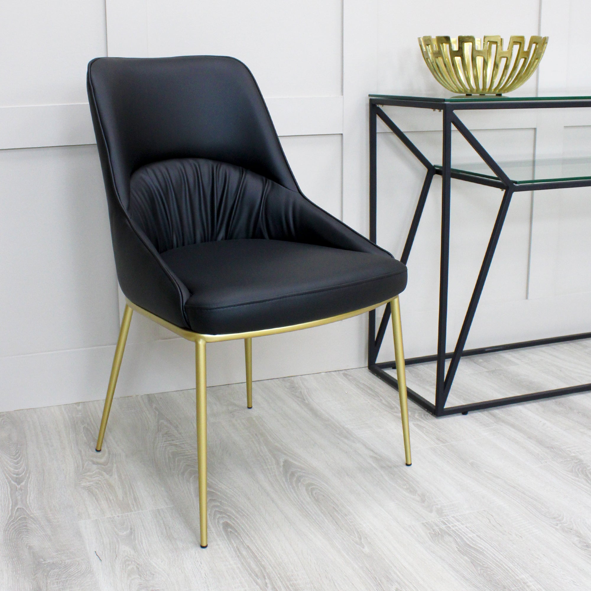 Chaise de salle à manger Axel en cuir noir, design froissé, pieds dorés