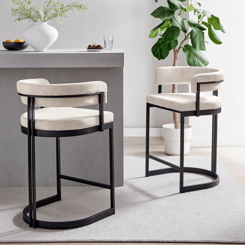 Tabouret de bar incurvé Mia en velours crème et cadre noir