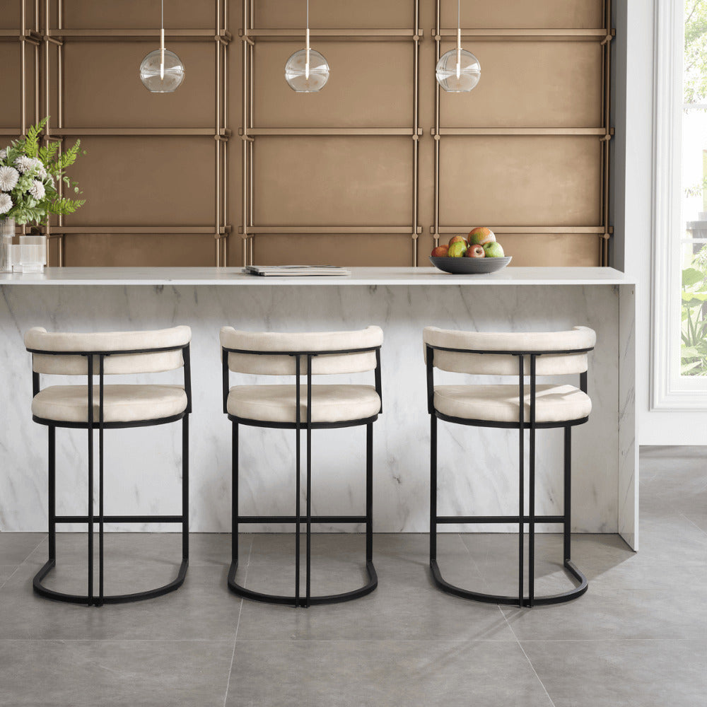 Tabouret de bar incurvé Mia en velours crème et cadre noir
