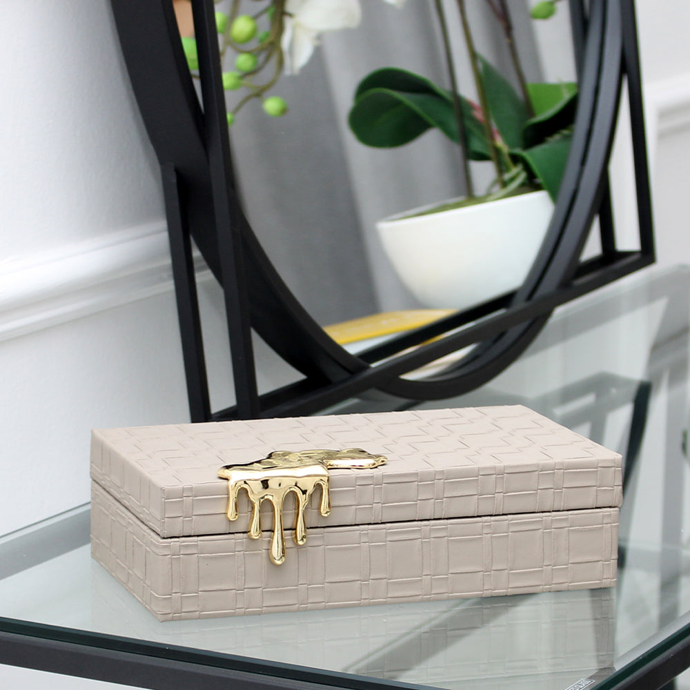 Petite boîte à bijoux en similicuir taupe avec boucle effet goutte
