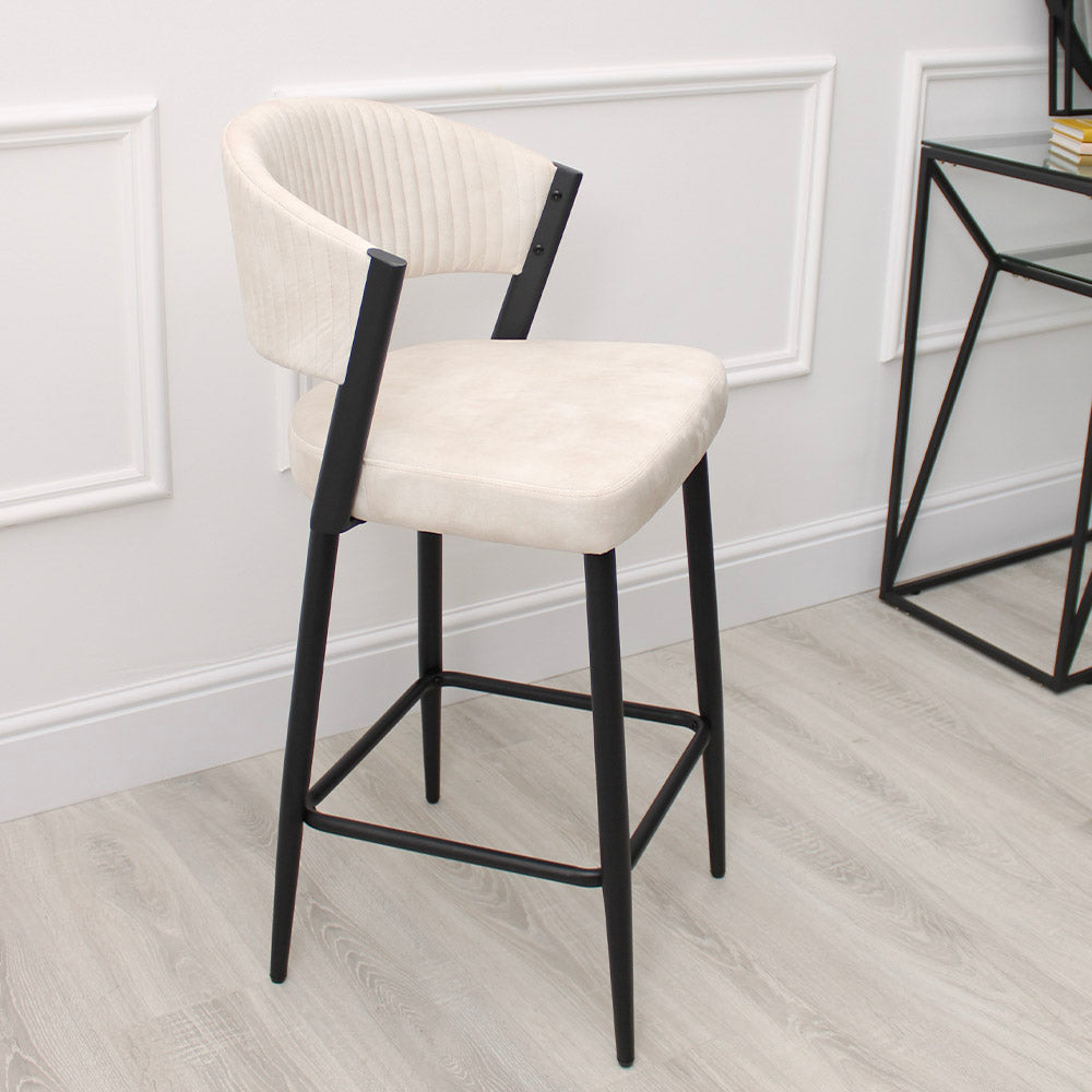 Tabouret de bar incurvé en velours crème Maria avec cadre en métal noir