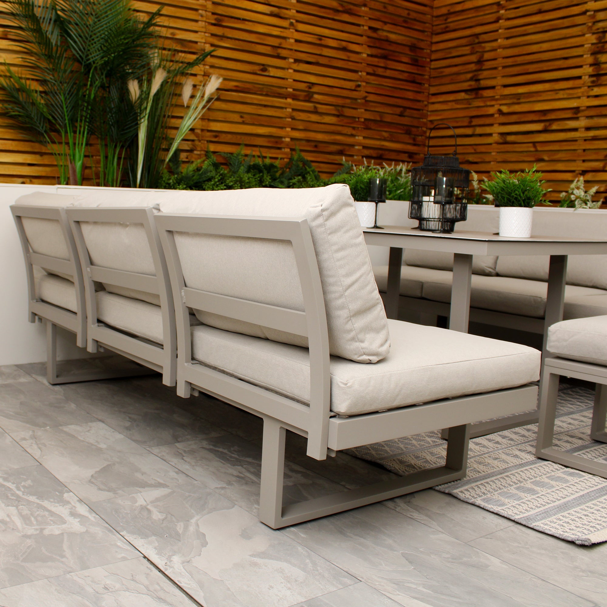 Ensemble de jardin modulaire avec canapé et cadre en aluminium gris clair neutre