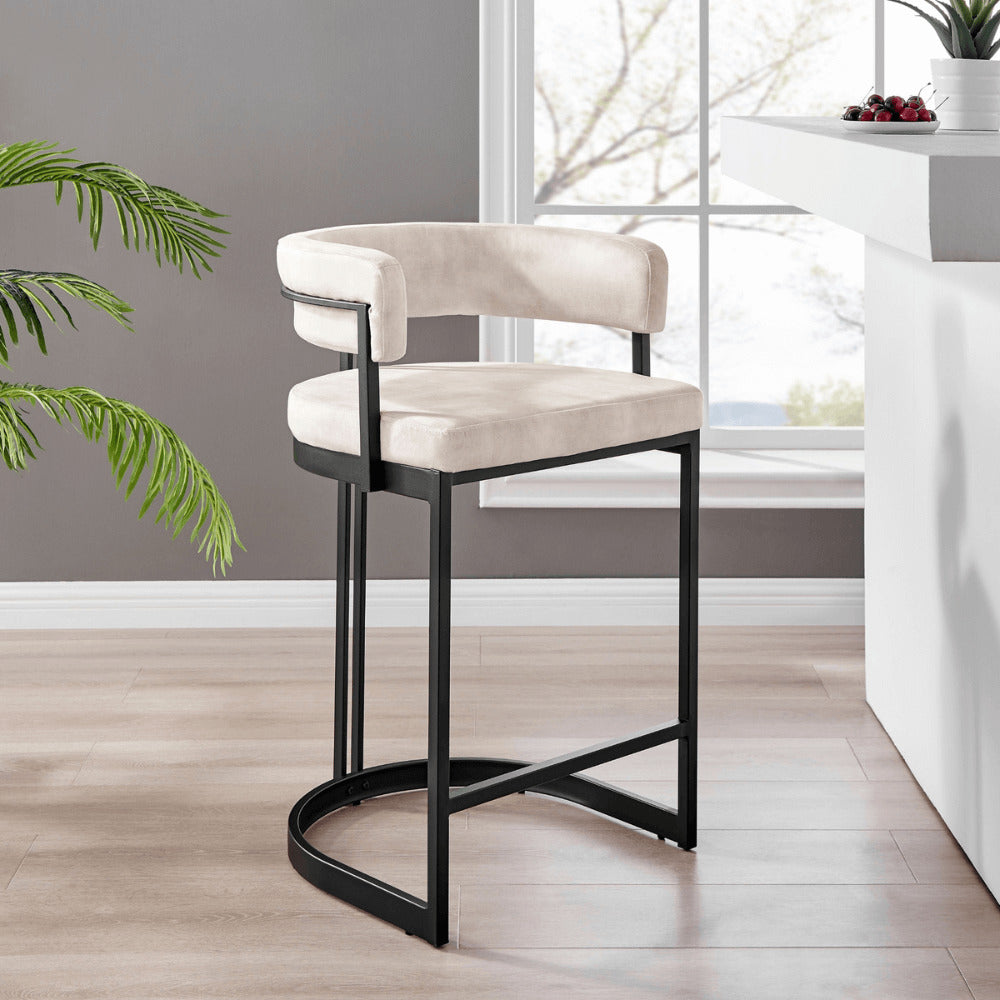 Tabouret de bar incurvé Mia en velours crème et cadre noir