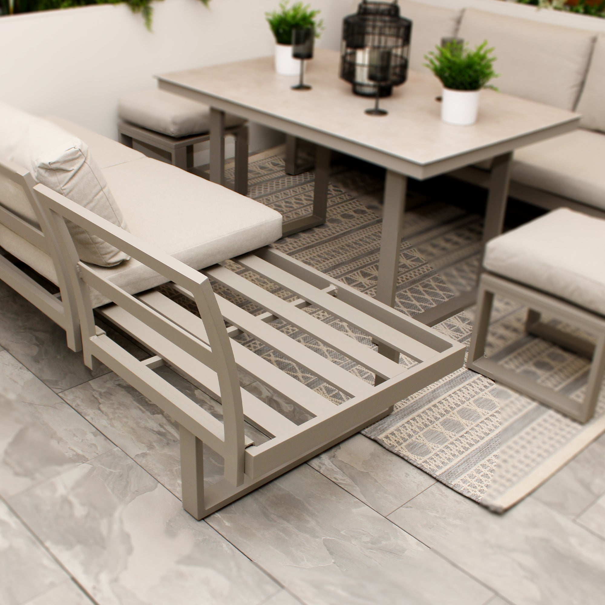 Ensemble de jardin modulaire avec canapé et cadre en aluminium gris clair neutre
