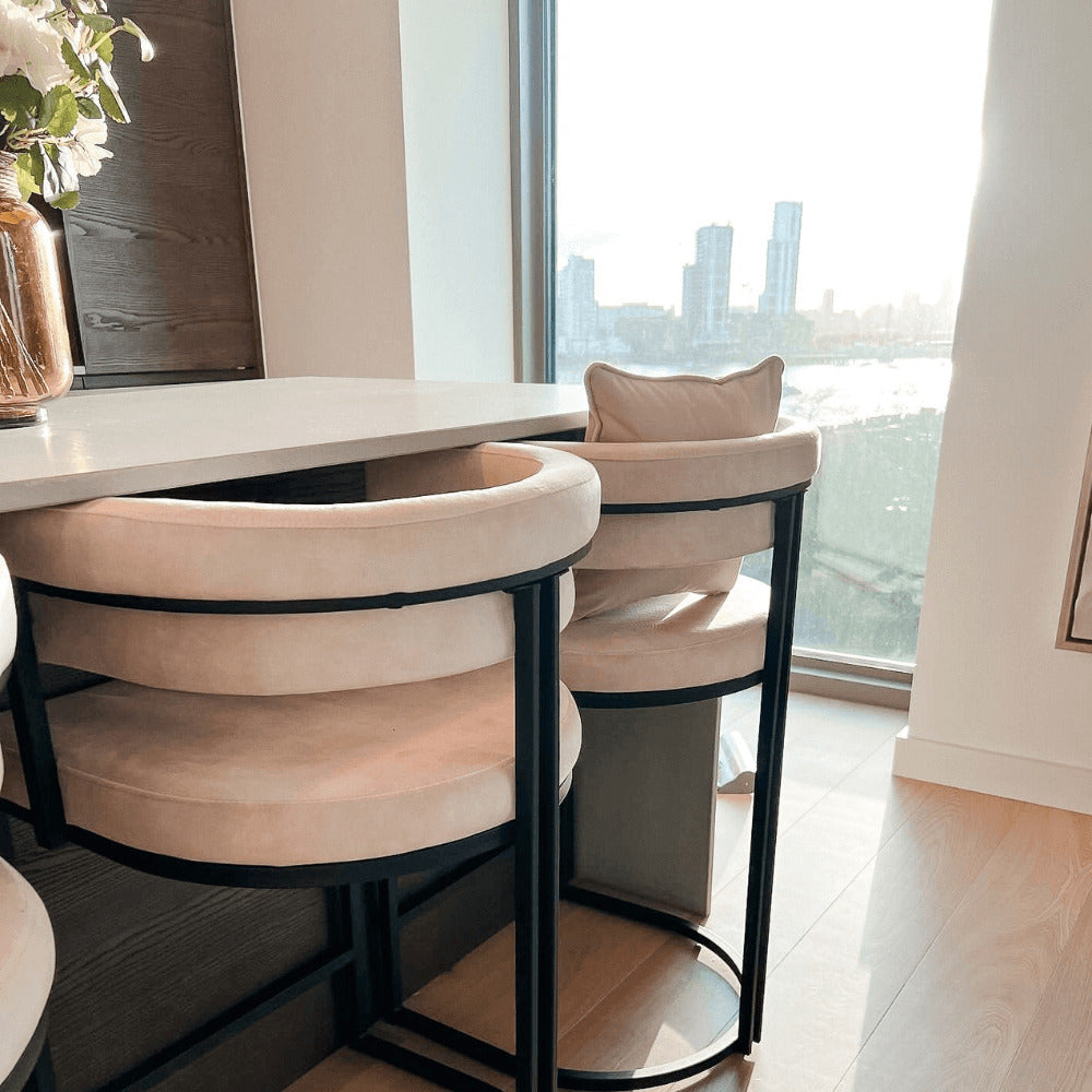 Tabouret de bar incurvé Mia en velours crème et cadre noir