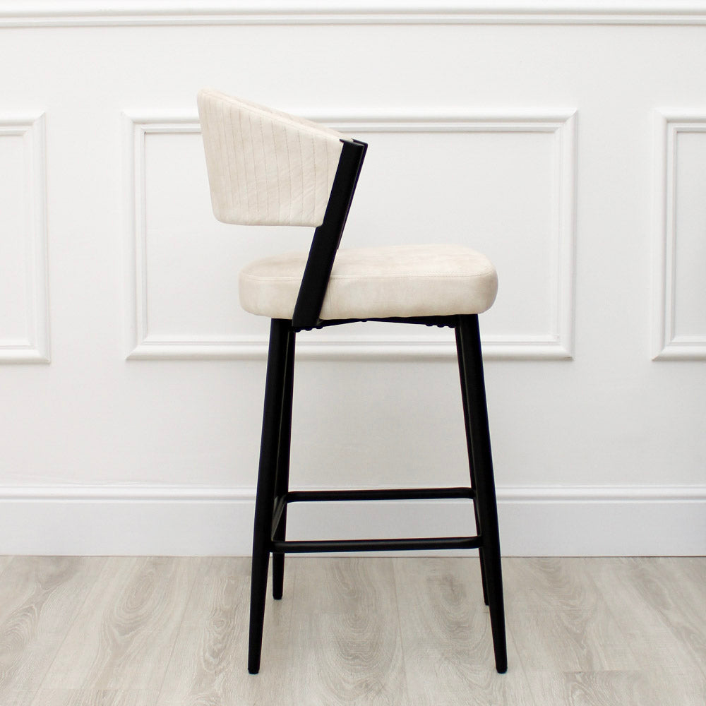 Tabouret de bar incurvé en velours crème Maria avec cadre en métal noir