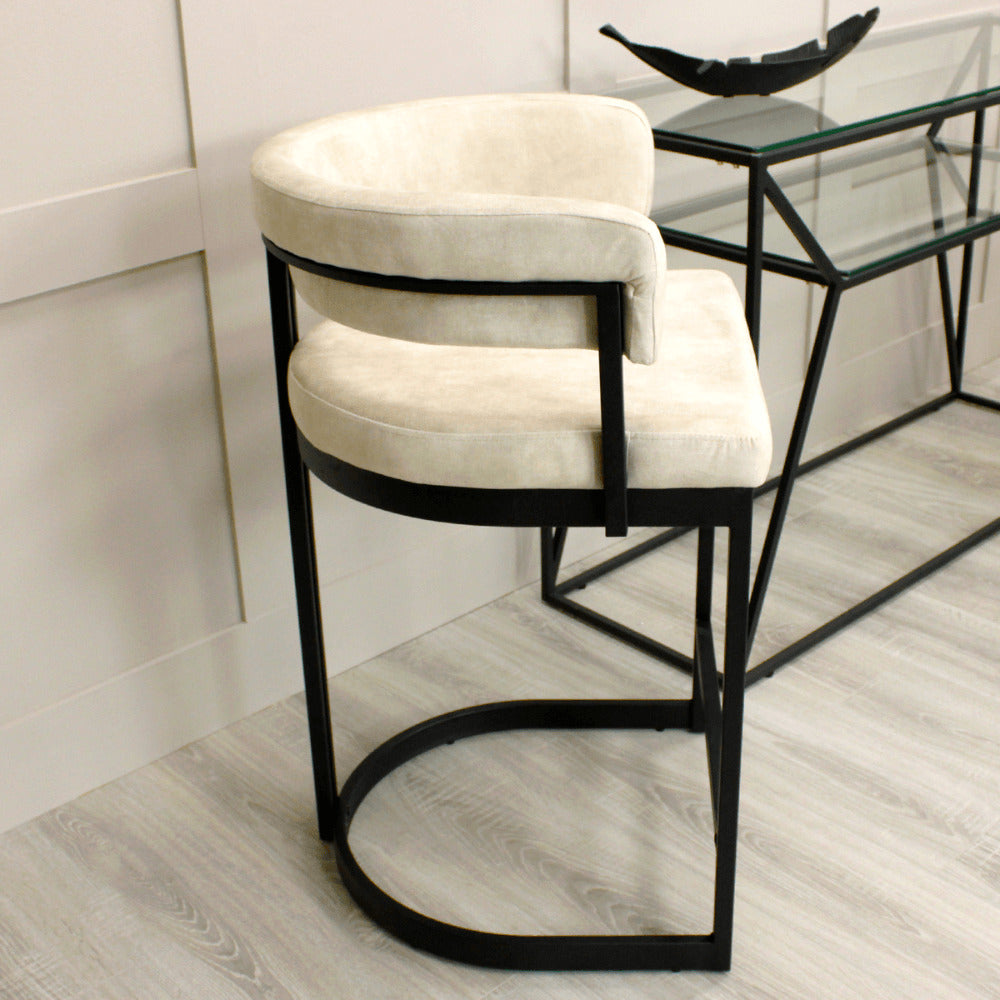 Tabouret de bar incurvé Mia en velours crème et cadre noir