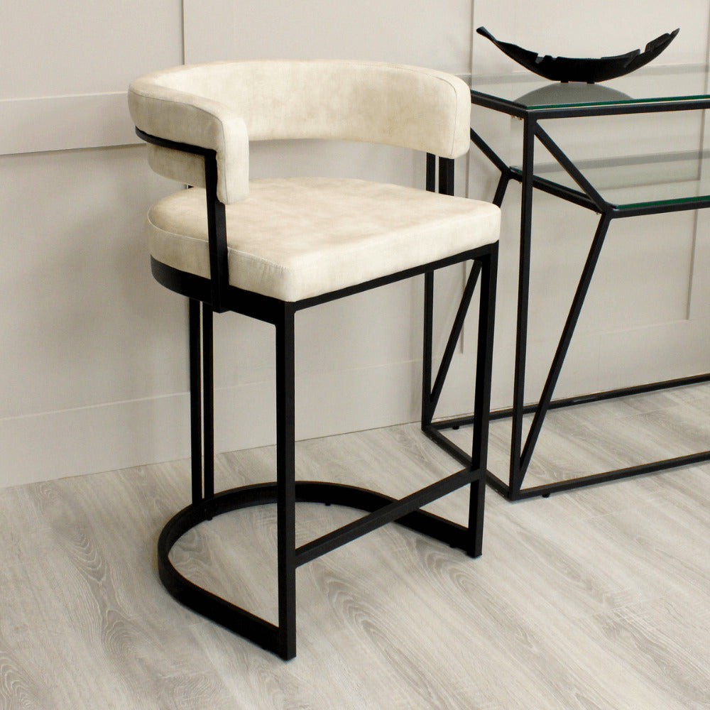 Tabouret de bar incurvé Mia en velours crème et cadre noir