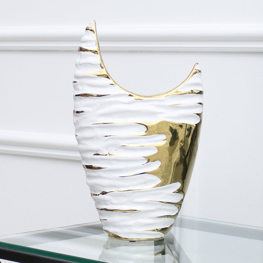 Vase en céramique texturé blanc et doré avec détails incurvés en croissant
