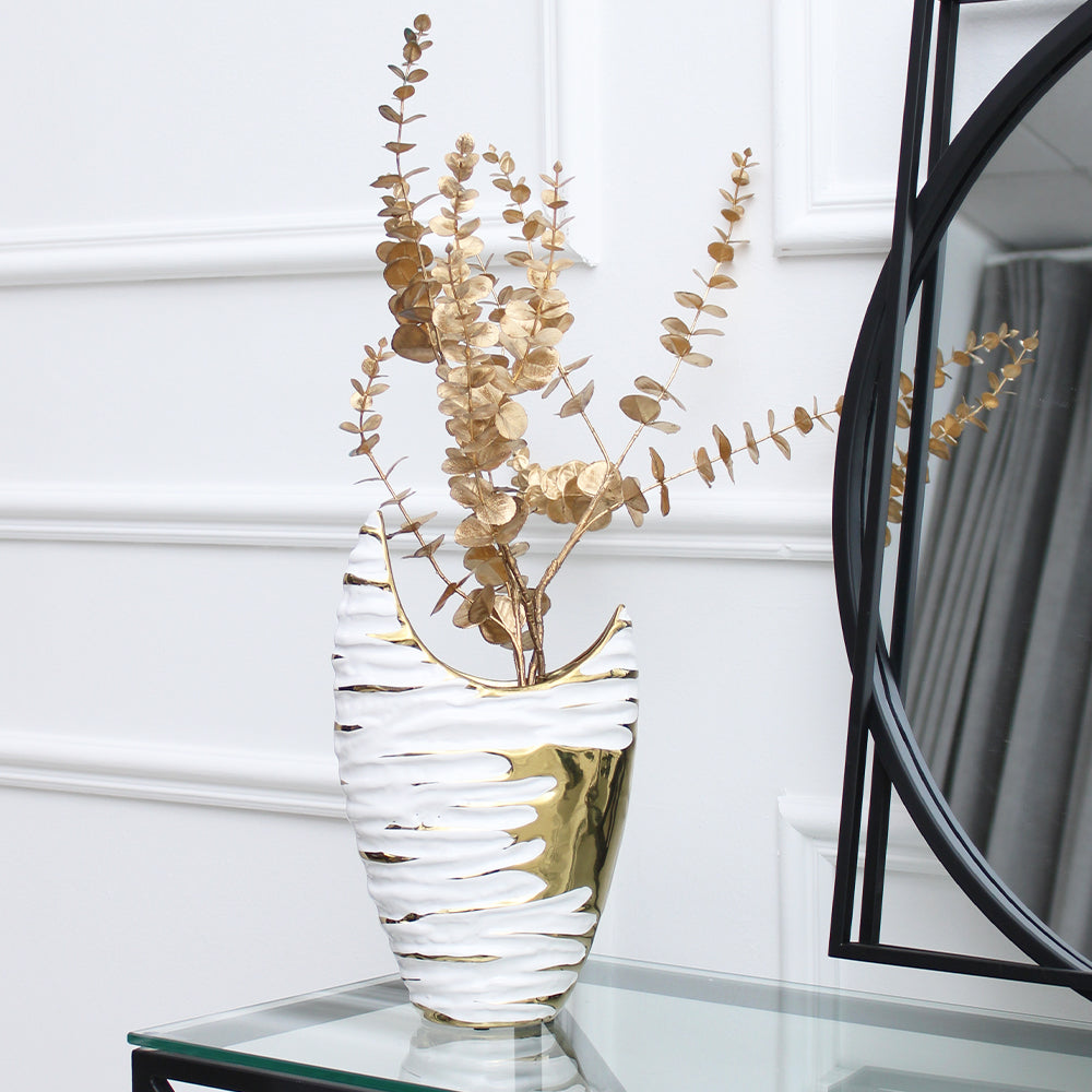 Vase en céramique texturé blanc et doré avec détails incurvés en croissant
