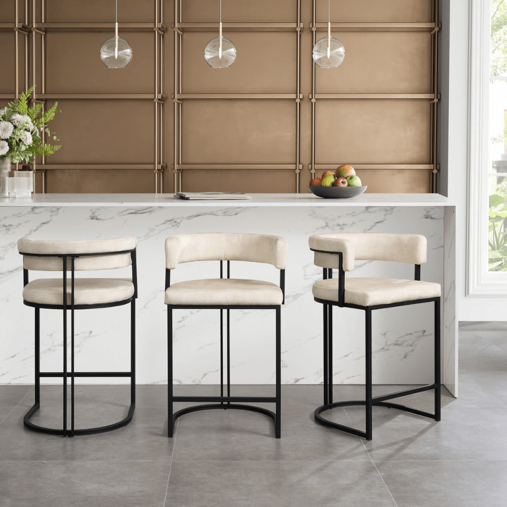 Tabouret de bar incurvé Mia en velours crème et cadre noir