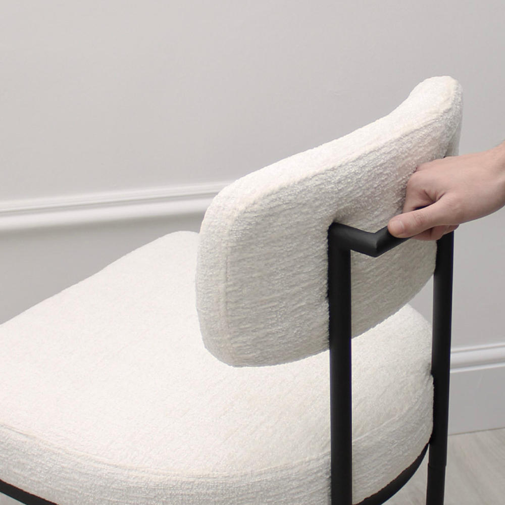 Tabouret de bar Rhea en tissu blanc avec cadre noir