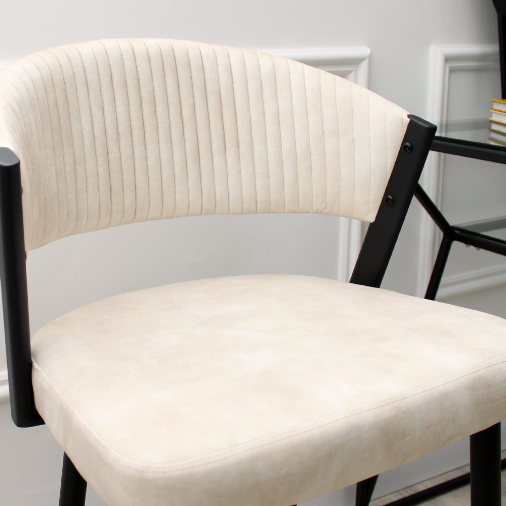 Tabouret de bar incurvé en velours crème Maria avec cadre en métal noir