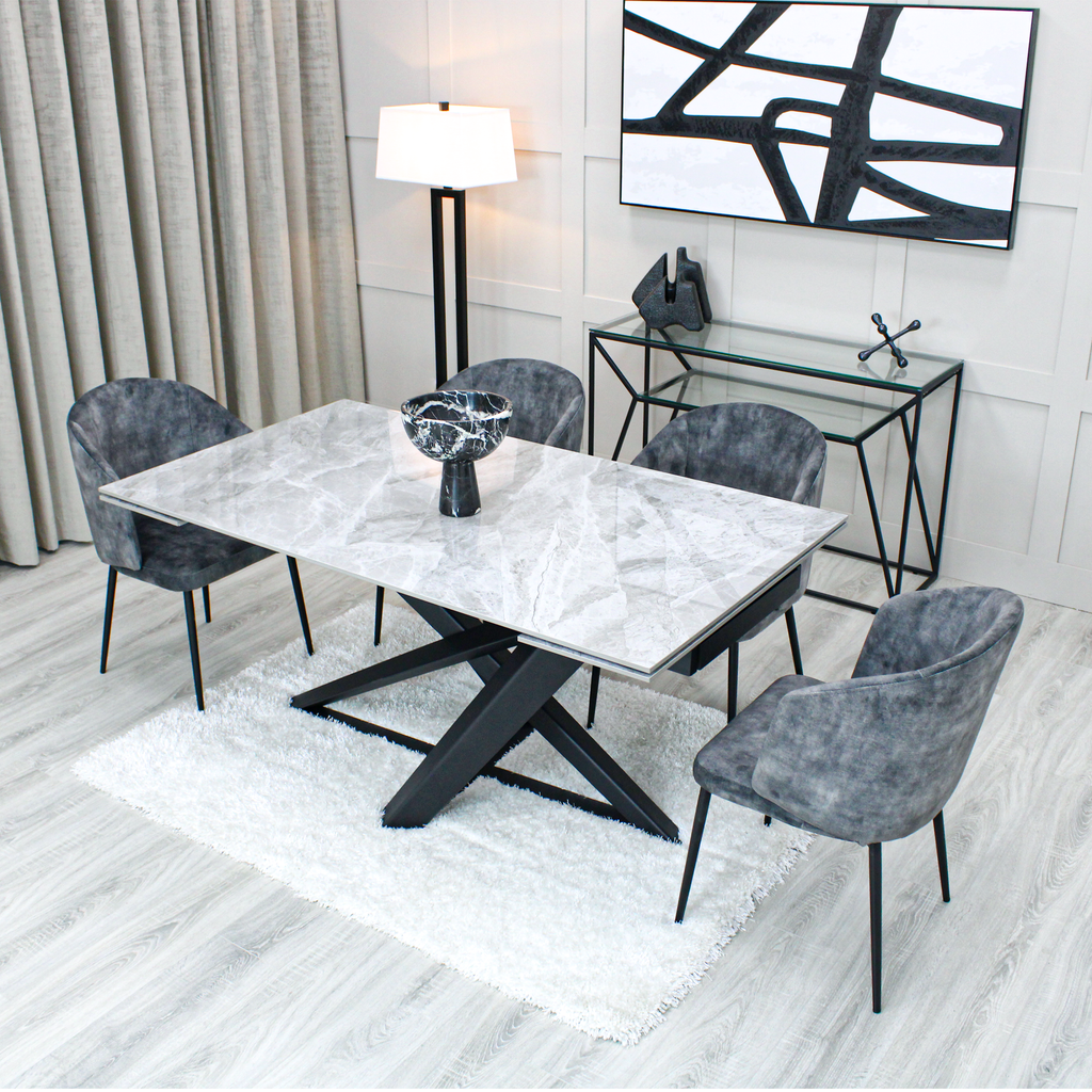 Table à manger extensible en céramique gris clair effet marbre avec chaises en velours gris foncé