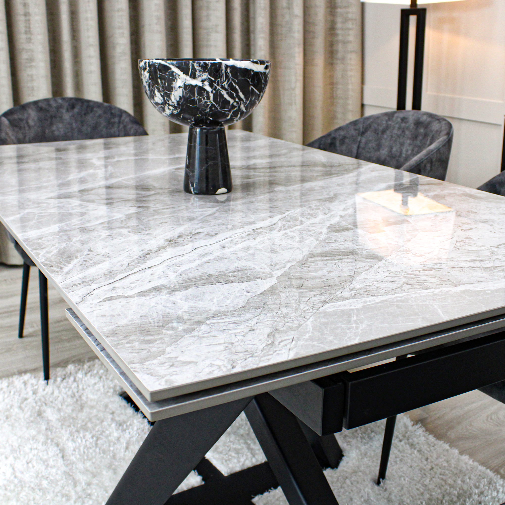 Table à manger extensible en céramique gris clair effet marbre avec chaises en velours gris foncé