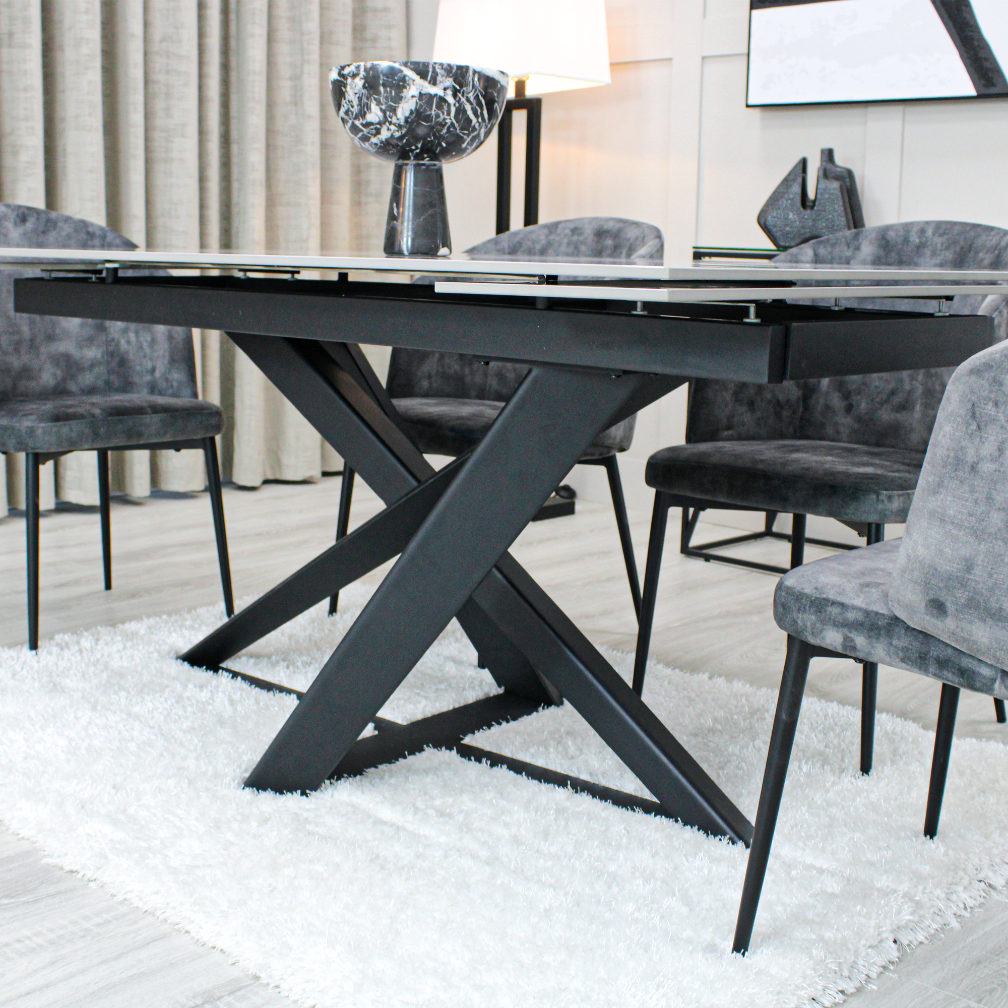 Table à manger extensible en céramique gris clair effet marbre avec chaises en velours gris foncé