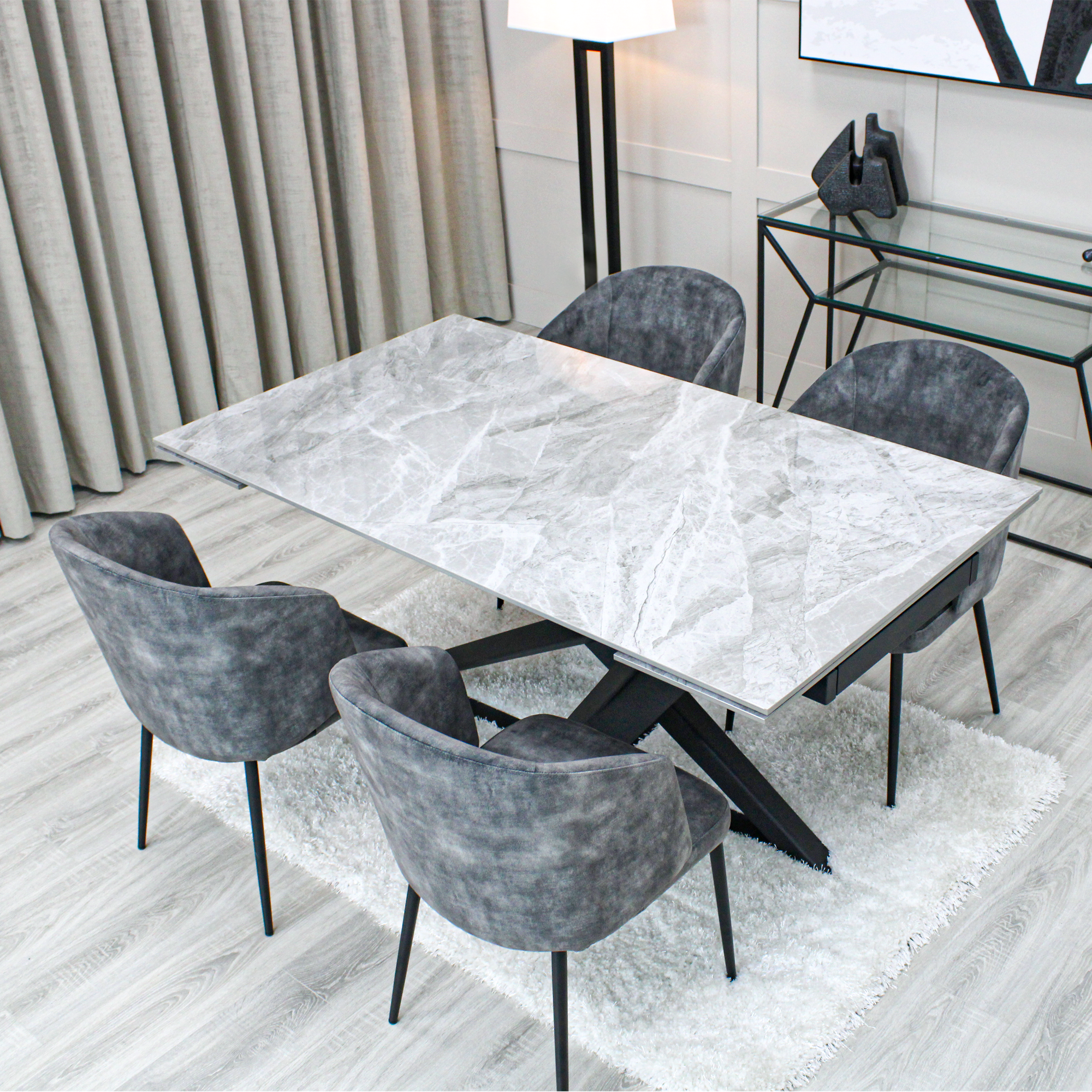 Table à manger extensible en céramique gris clair effet marbre avec chaises en velours gris foncé