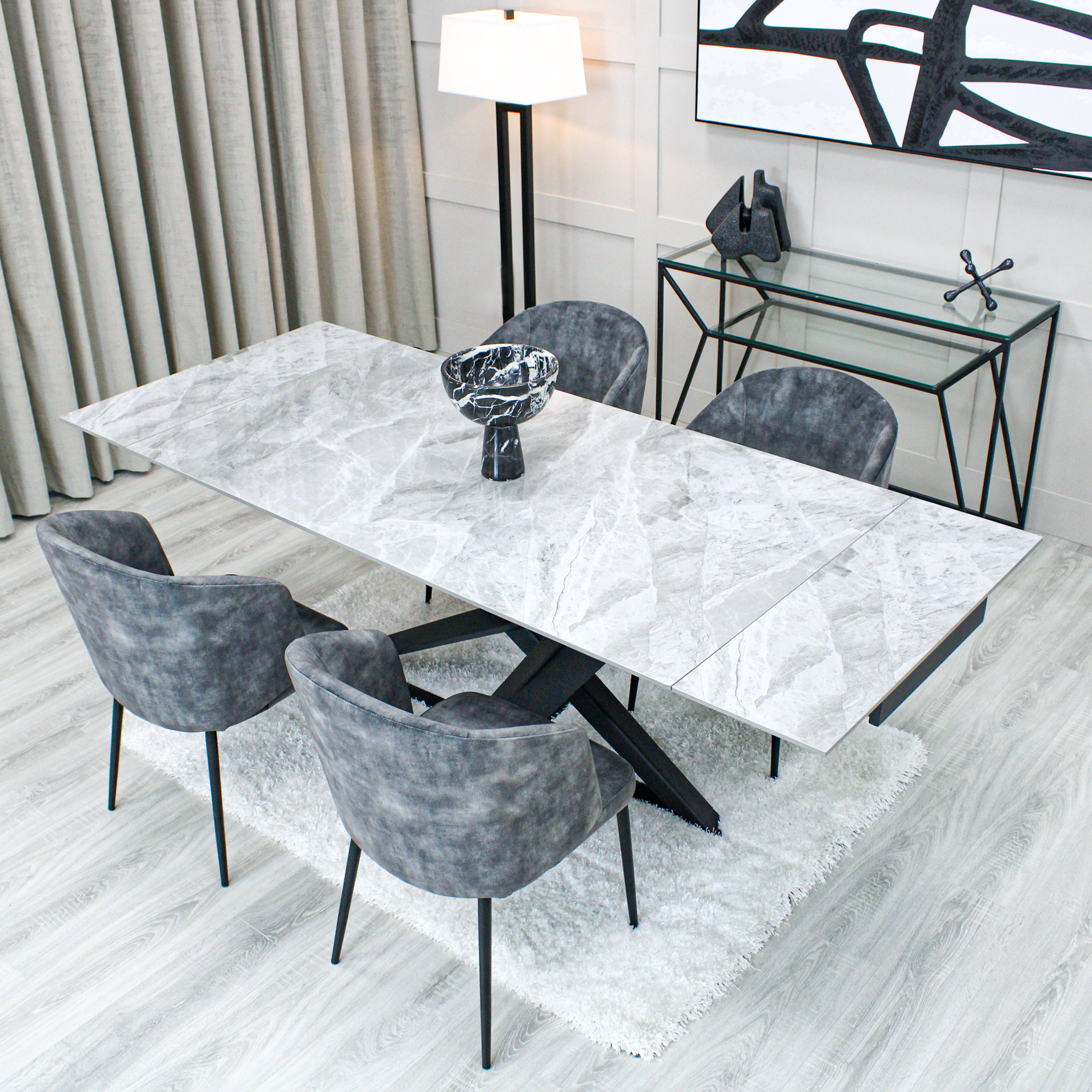 Table à manger extensible en céramique gris clair effet marbre avec chaises en velours gris foncé