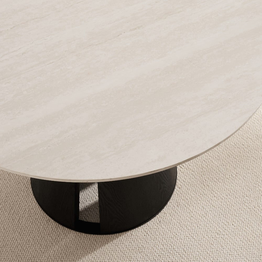 Ensemble de salle à manger rond Maya en céramique crème clair avec 6 chaises Rhea dorées
