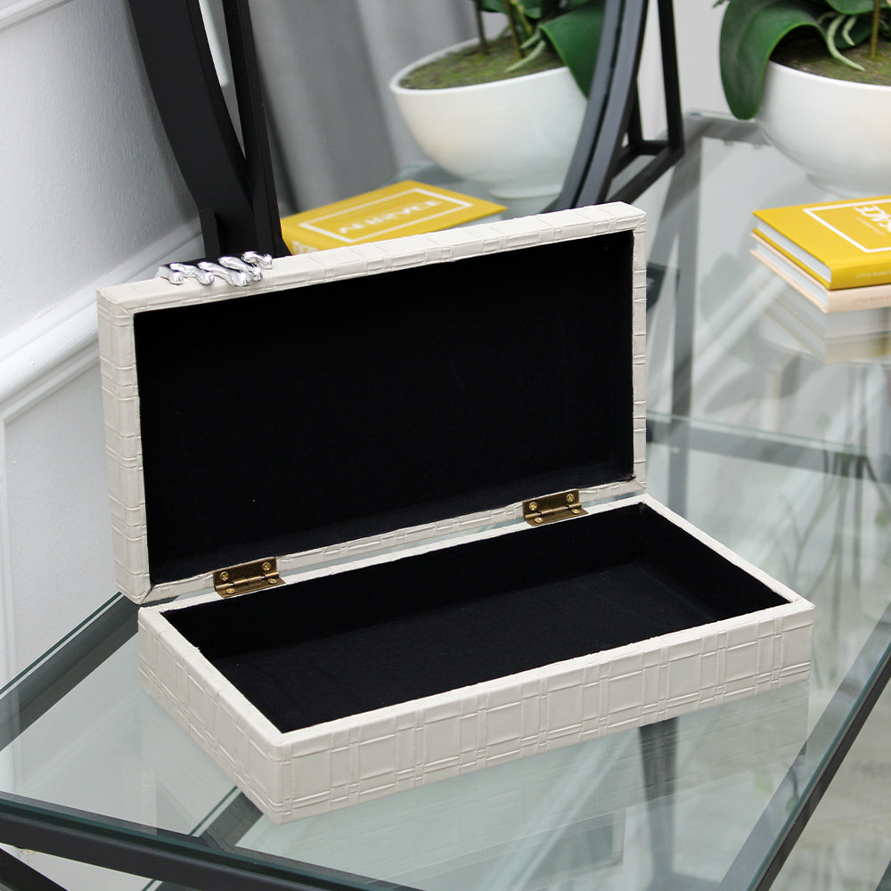 Petite boîte à bijoux en similicuir crème avec boucle effet goutte