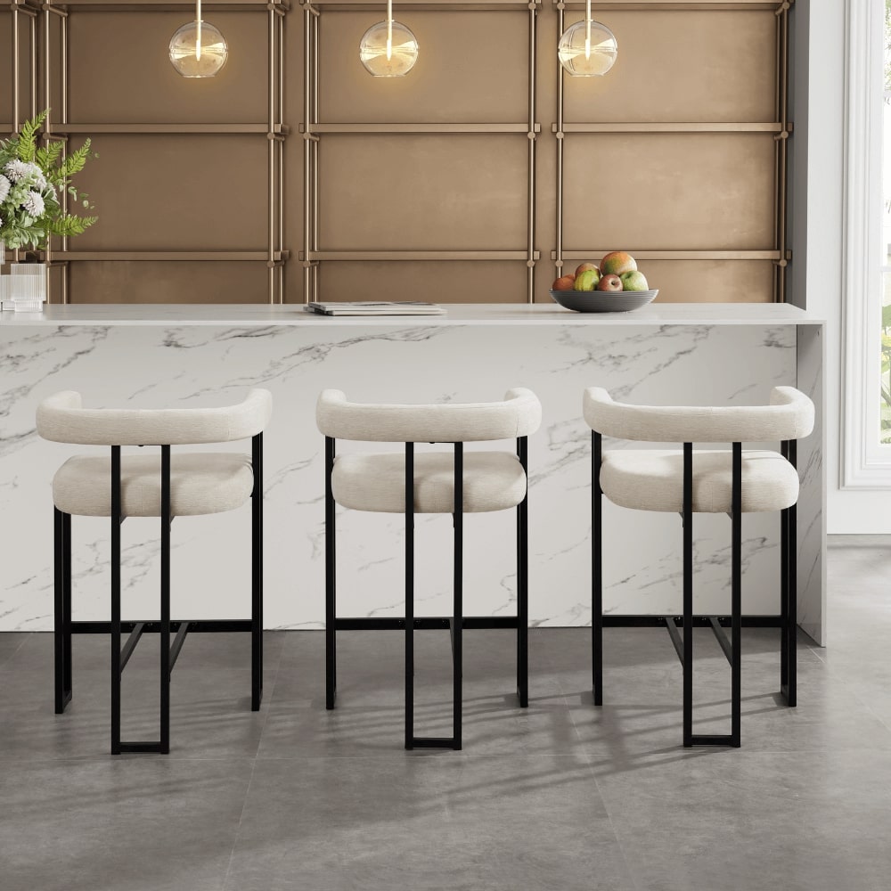 Tabouret de bar incurvé en chenille crème Celine avec cadre en métal noir