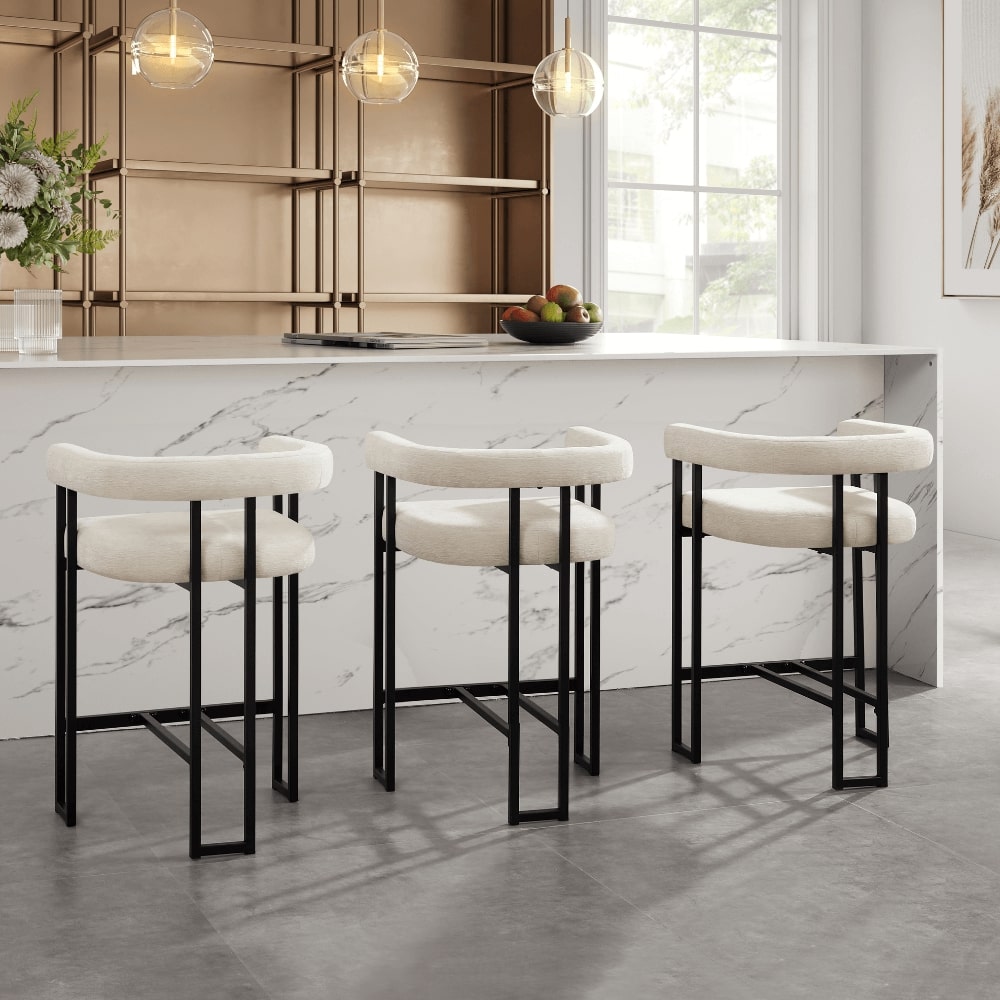 Tabouret de bar incurvé en chenille crème Celine avec cadre en métal noir
