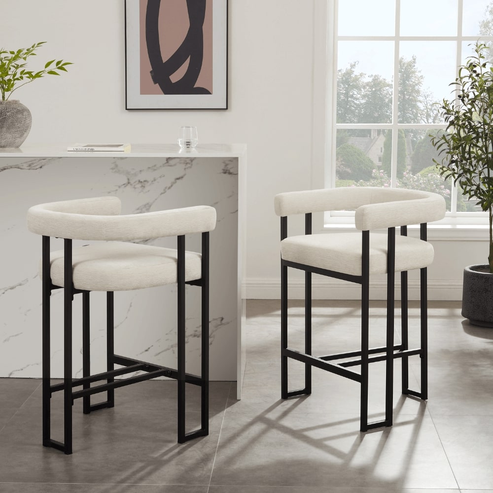 Tabouret de bar incurvé en chenille crème Celine avec cadre en métal noir
