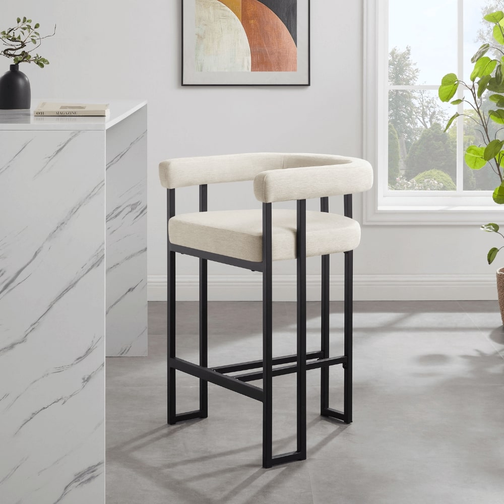 Tabouret de bar incurvé en chenille crème Celine avec cadre en métal noir