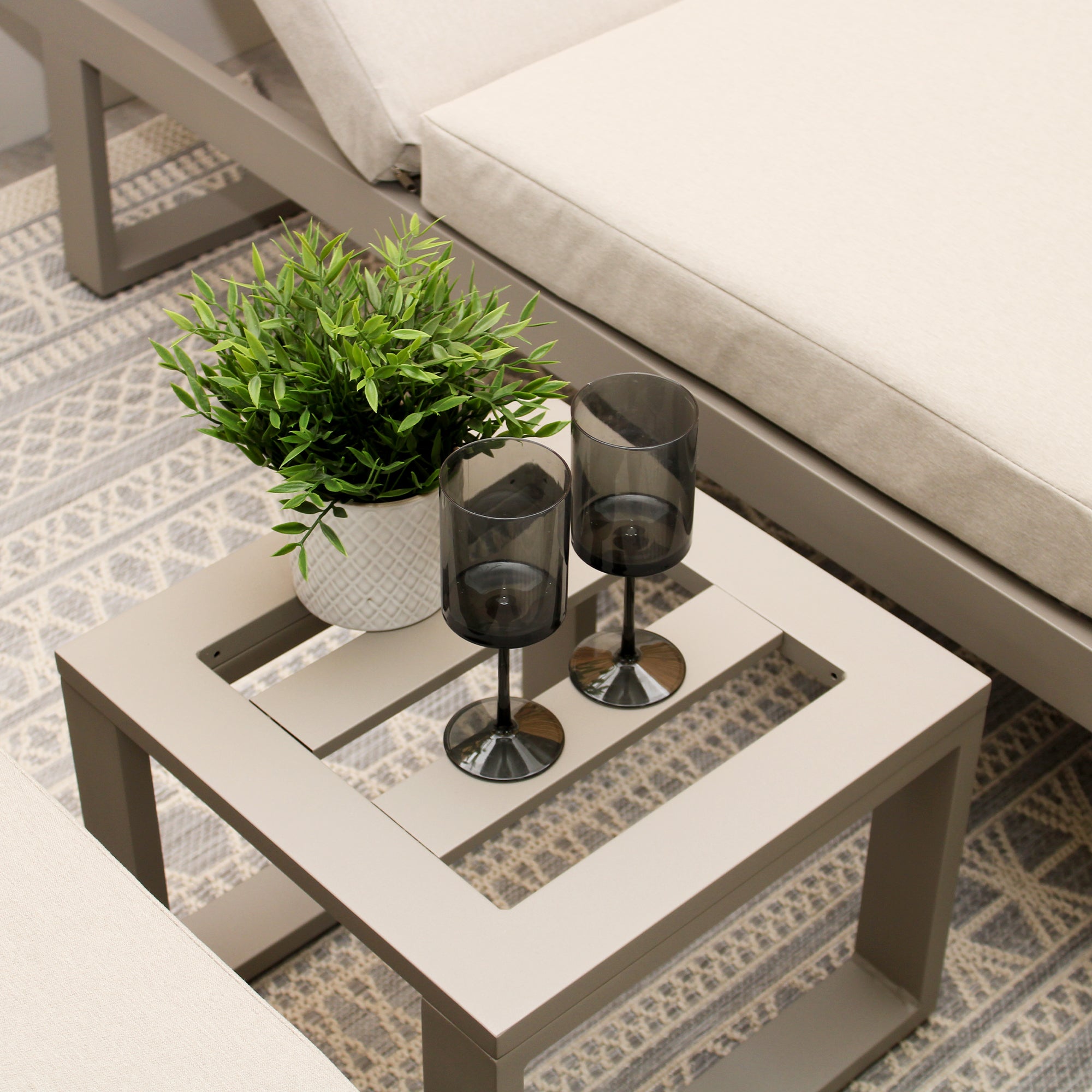 Ensemble de jardin modulaire avec canapé et cadre en aluminium gris clair neutre
