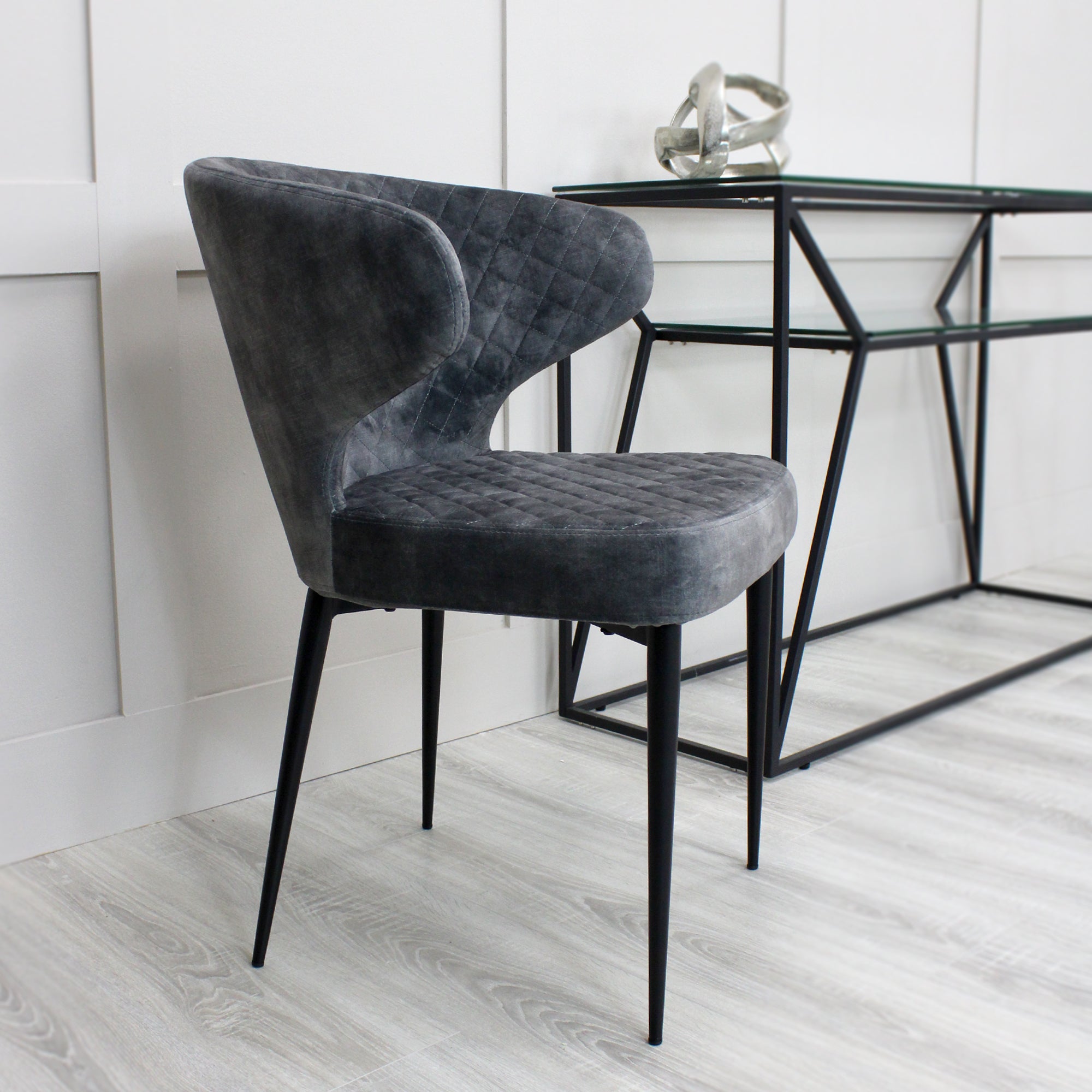 Chaise de salle à manger Levi en velours gris avec pieds noirs matelassés