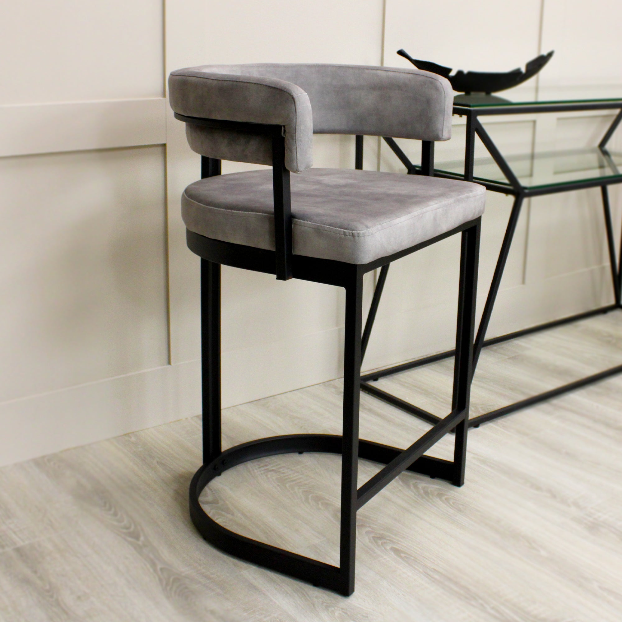 Tabouret de bar incurvé Mia en velours gris et cadre noir