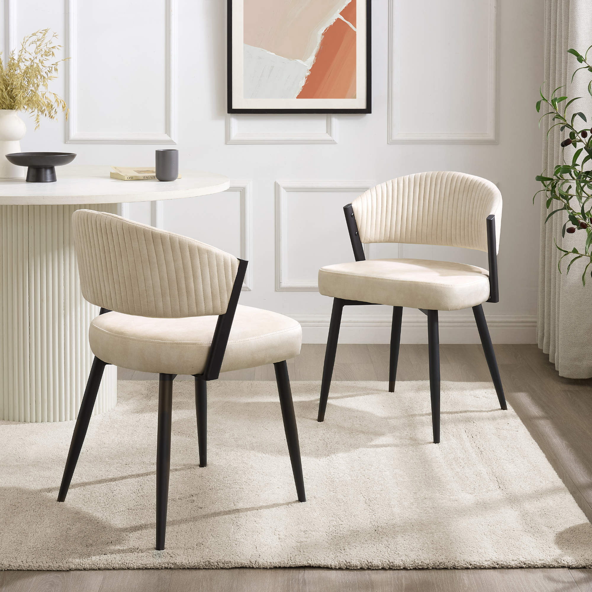 Chaise de salle à manger Maria en velours crème courbé avec cadre en métal noir