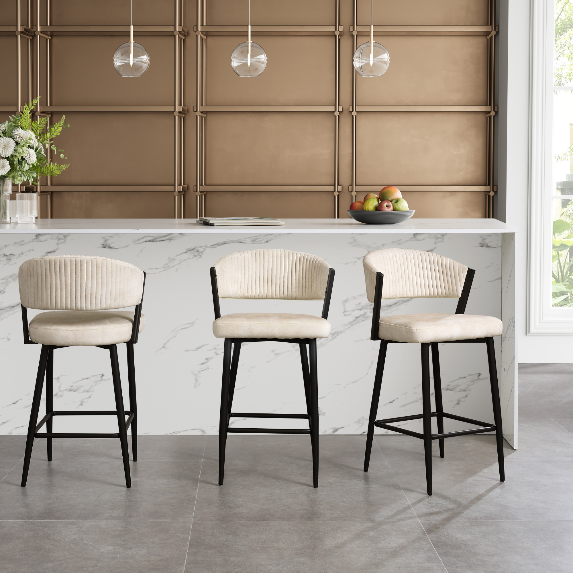 Tabouret de bar incurvé en velours crème Maria avec cadre en métal noir