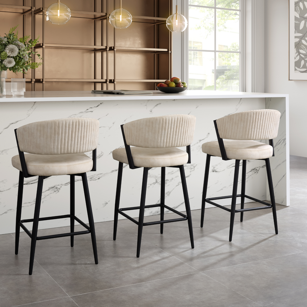 Tabouret de bar incurvé en velours crème Maria avec cadre en métal noir