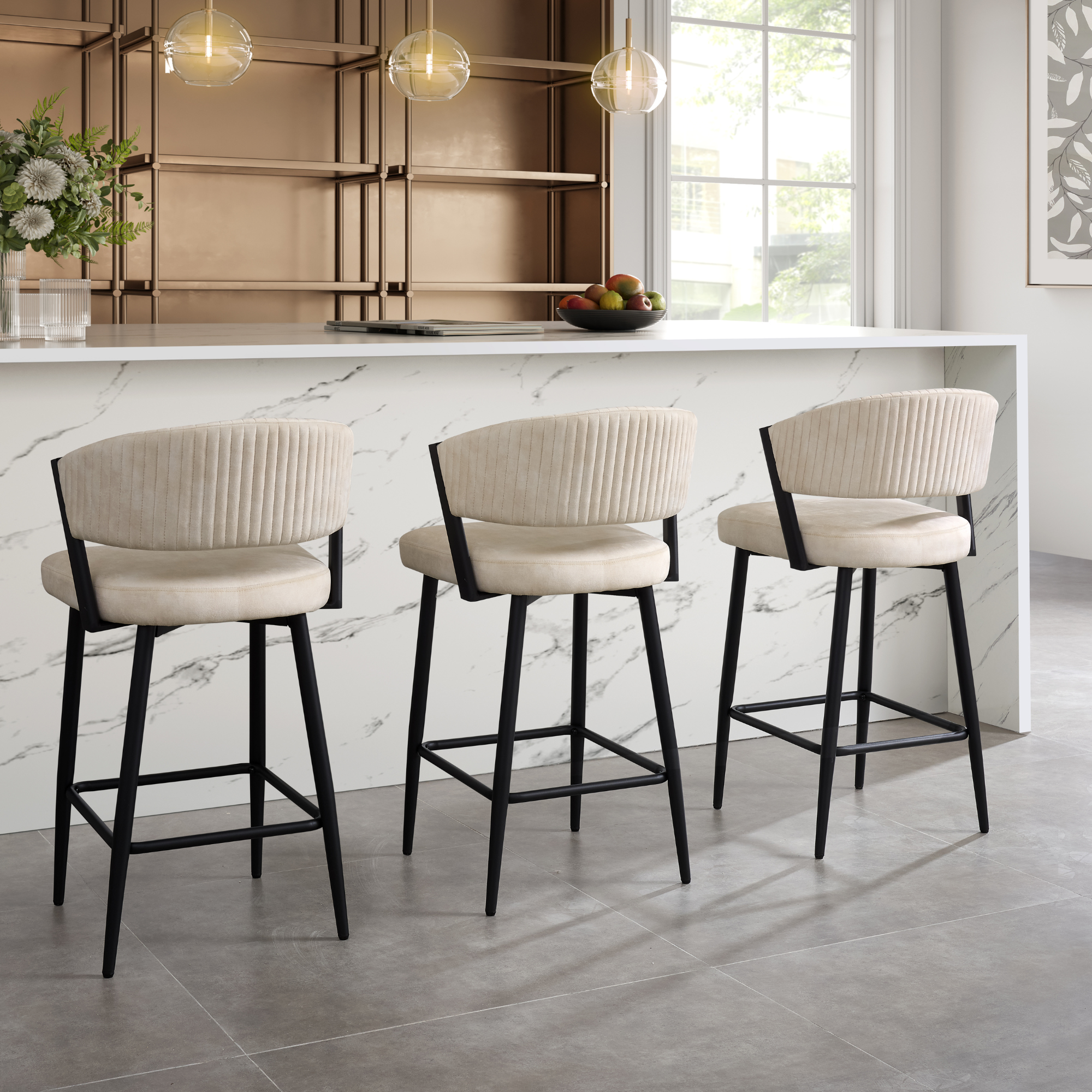 Tabouret de bar incurvé en velours crème Maria avec cadre en métal noir