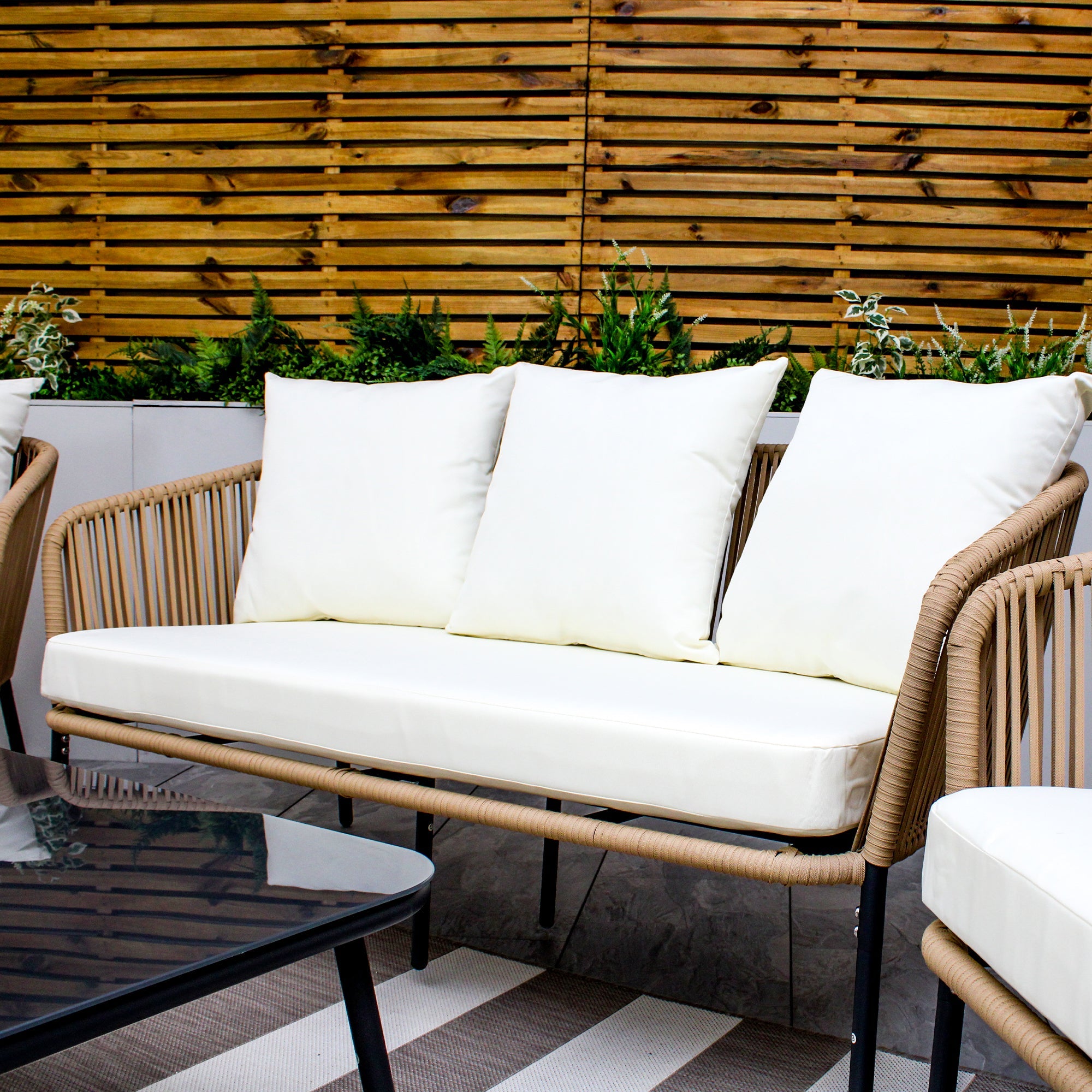 Canapé 5 places Turin beige en aluminium tressé avec coussins crème
