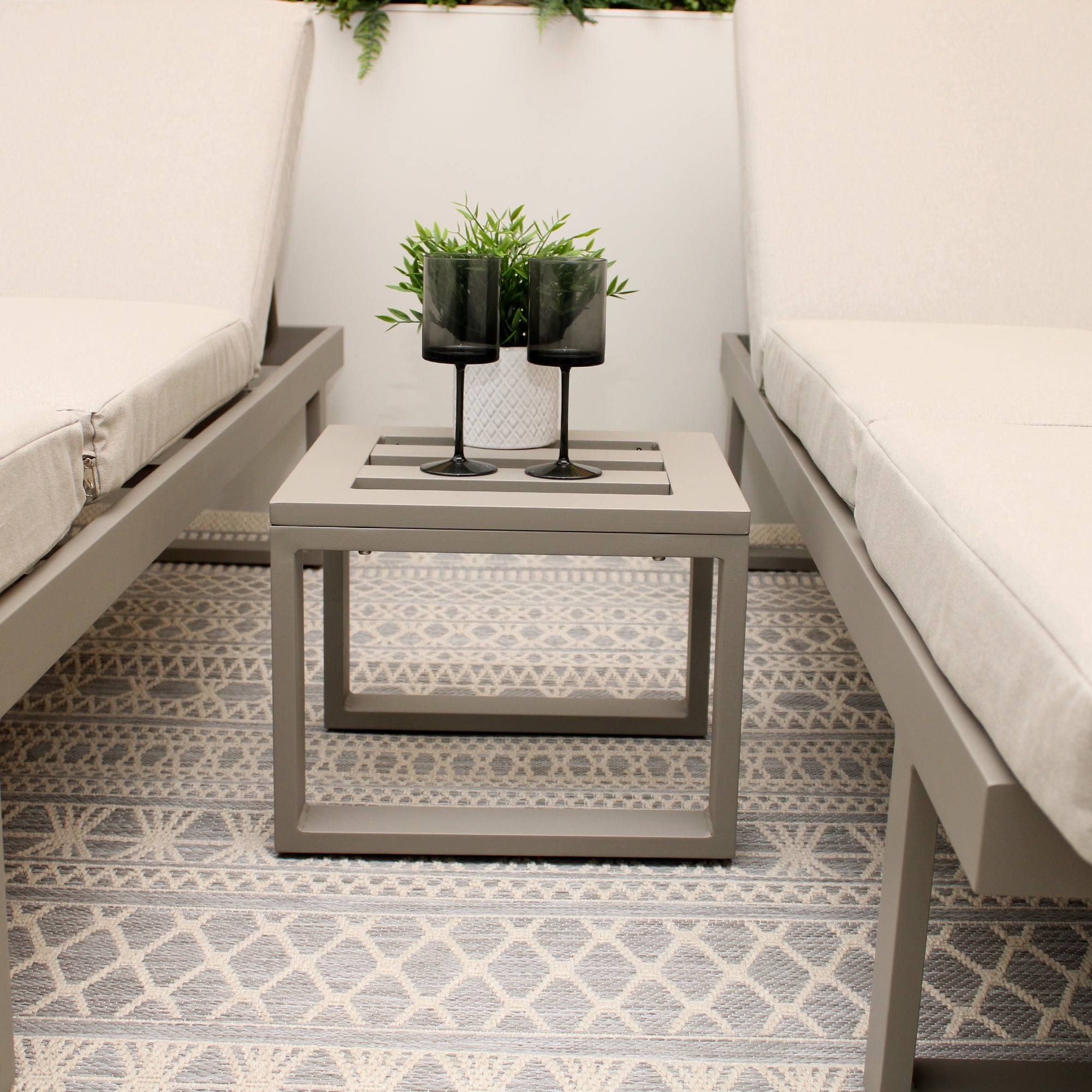 Ensemble de jardin modulaire avec canapé et cadre en aluminium gris clair neutre