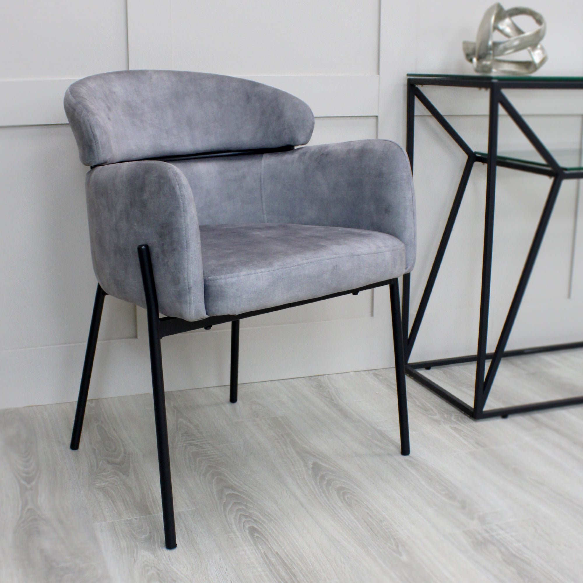 Chaise de salle à manger Liang en velours gris avec cadre noir