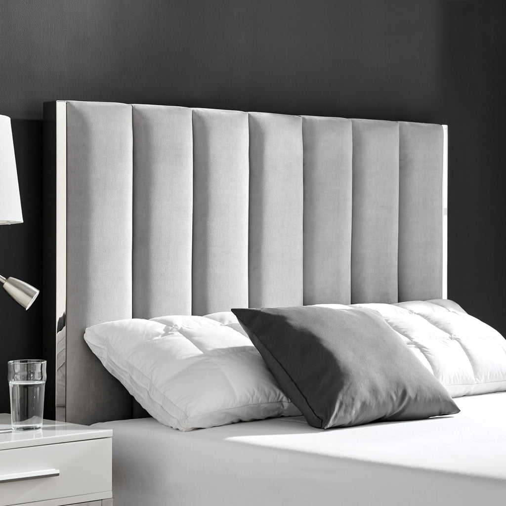 Lit Chloé gris avec bordure argentée et rangement ottoman