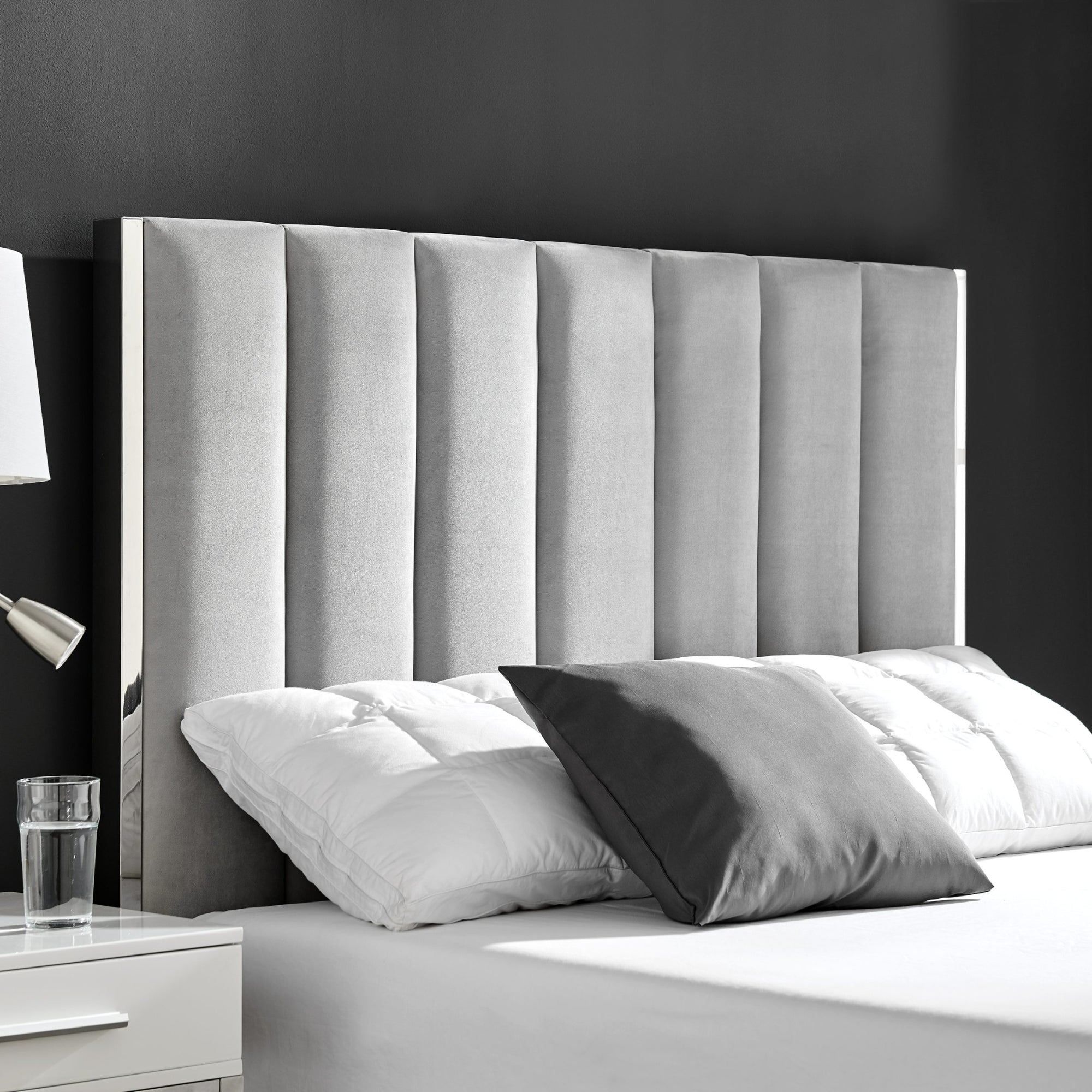 Lit Chloé gris avec bordure argentée et rangement ottoman
