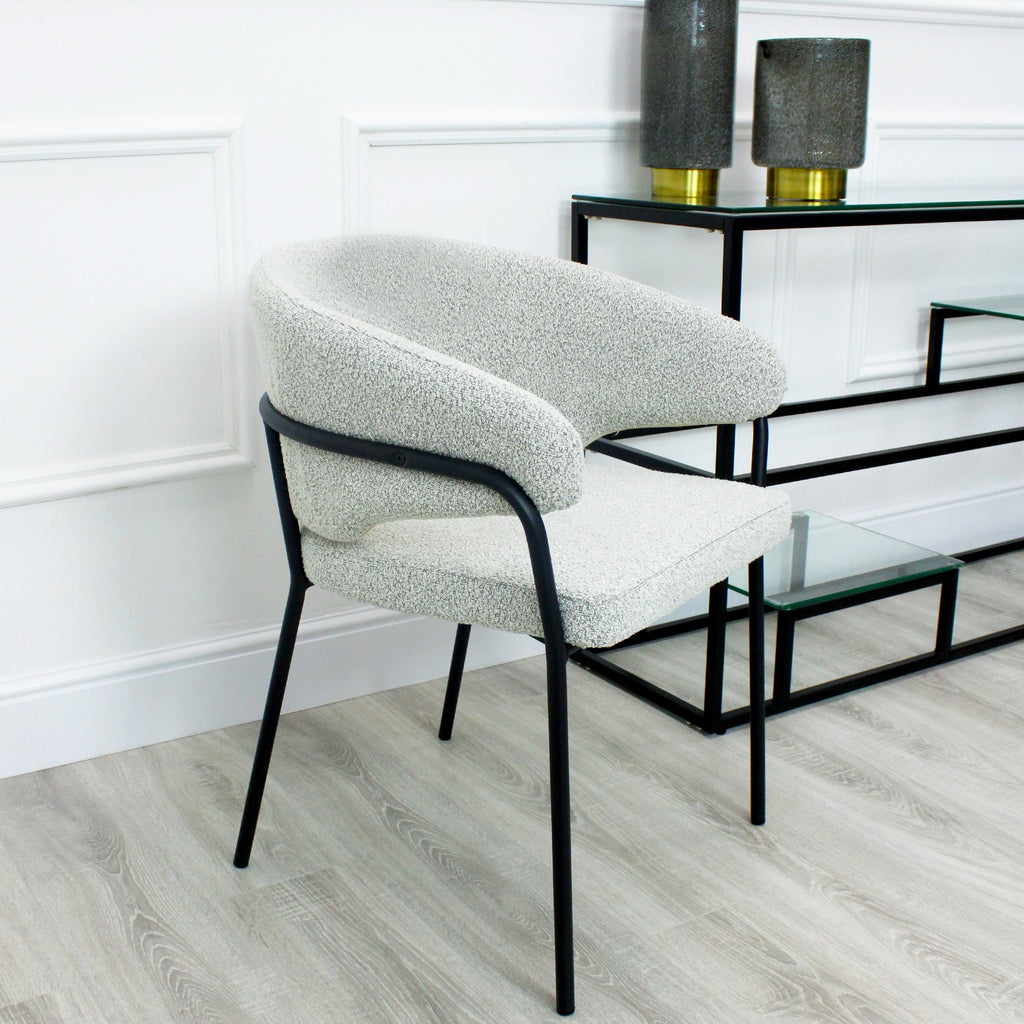 Chaise de salle à manger Capri gris clair bouclée avec cadre noir élégant