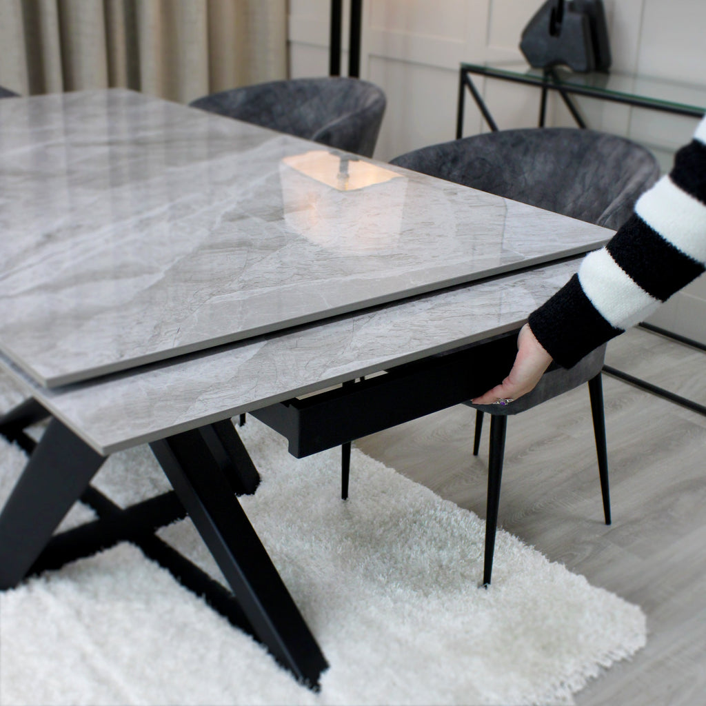 Table à manger extensible en céramique grise effet marbre avec base noire
