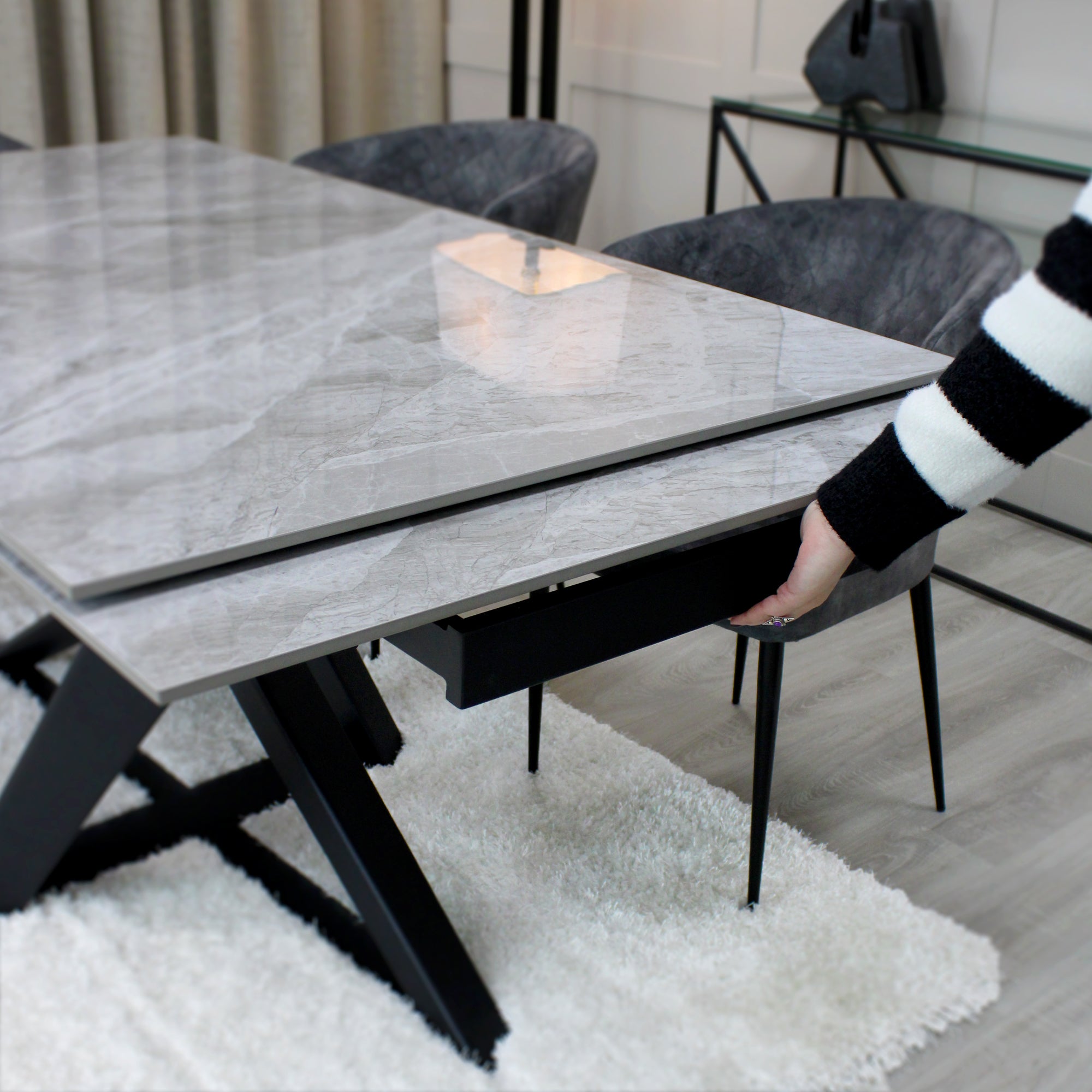 Table à manger extensible en céramique grise effet marbre avec base noire