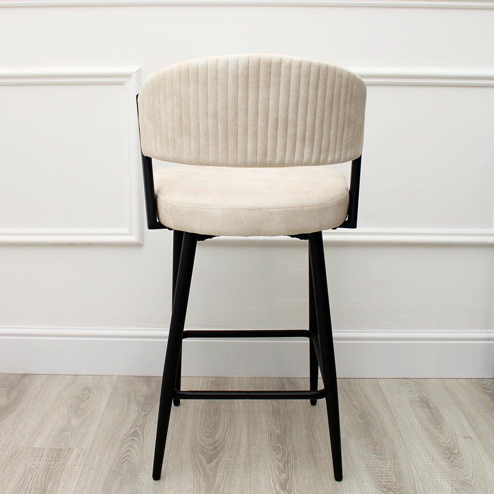 Tabouret de bar incurvé en velours crème Maria avec cadre en métal noir