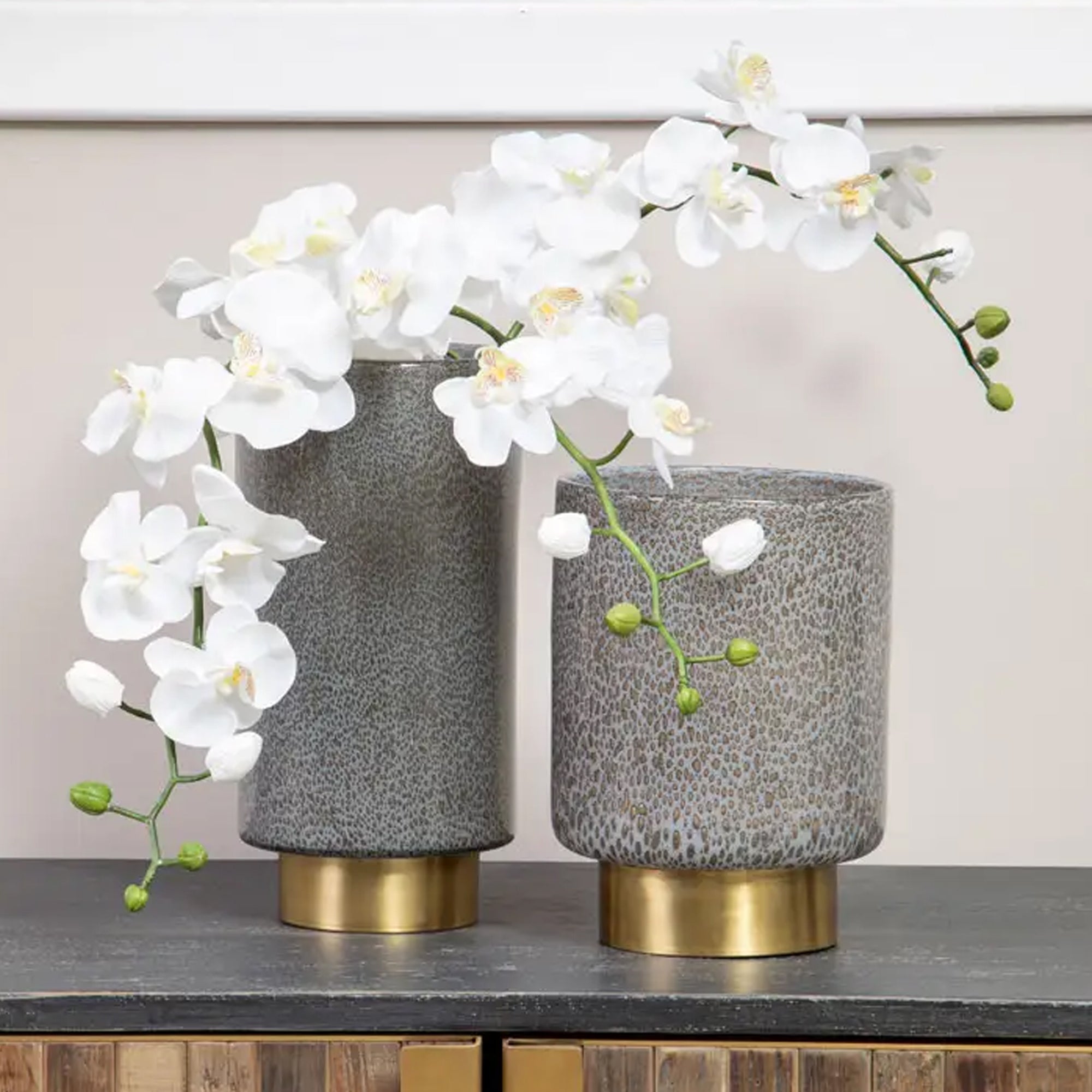 Grand vase en verre gris avec pied en laiton